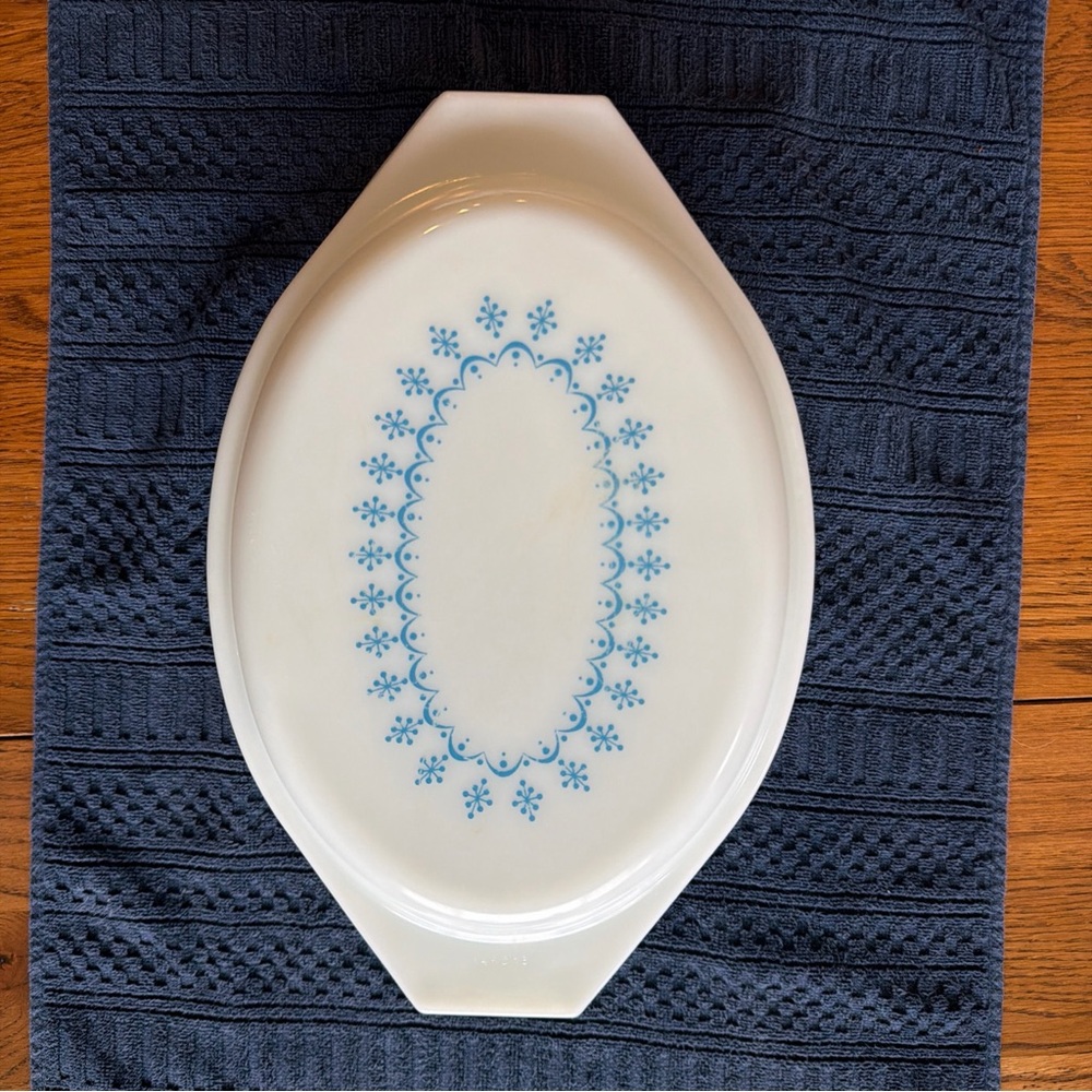 Pyrex Snowflake design lg 2.5 qt casserole dish, with white intact lid. - Picture 2 of 12